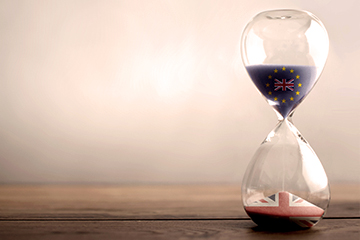 Hourglass with UK & EU flags: Freedom of movement post-Brexit
