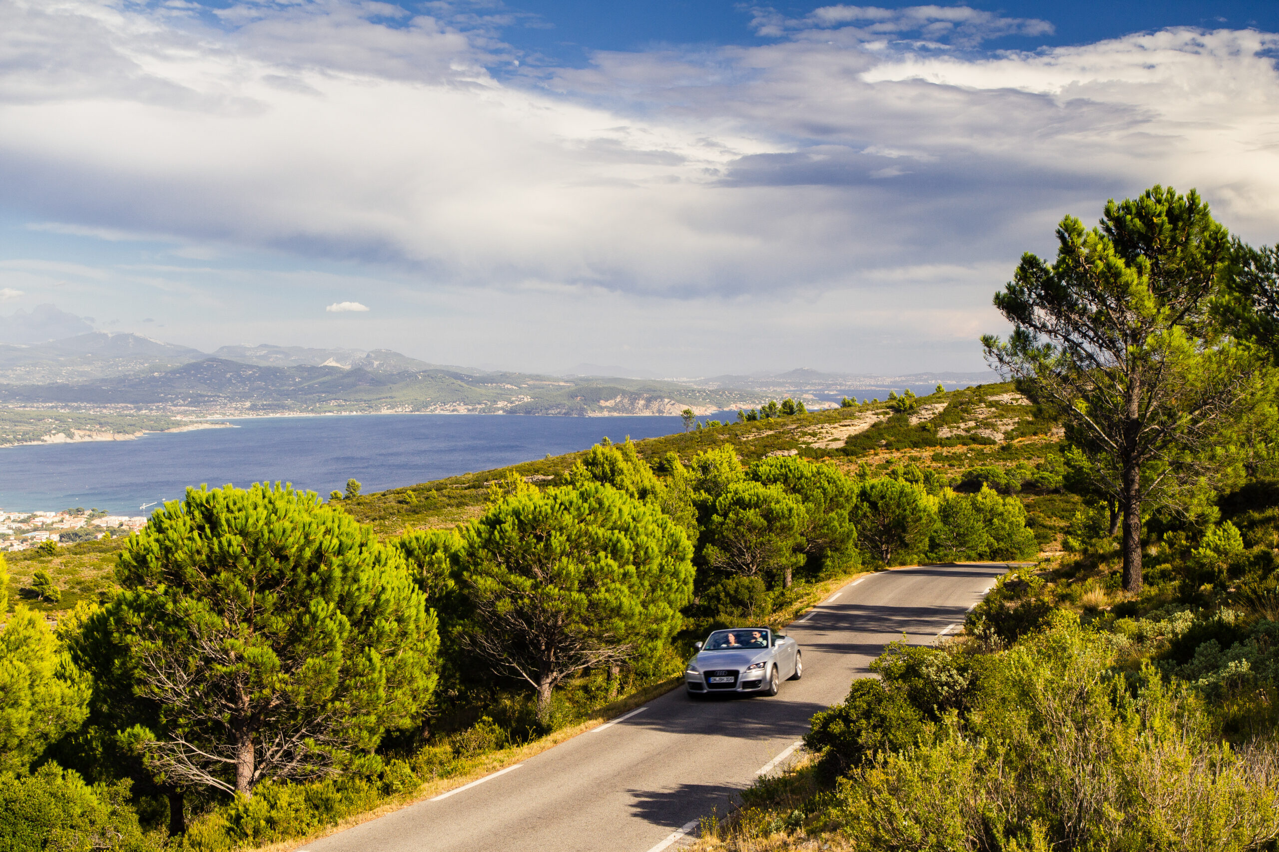 Retiring to France? Understand your UK pension options today - Couple in convertible driving in France
